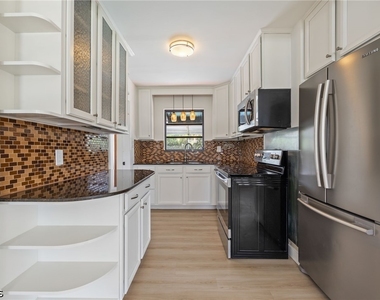 1575 Grace Avenue - Photo Thumbnail 12