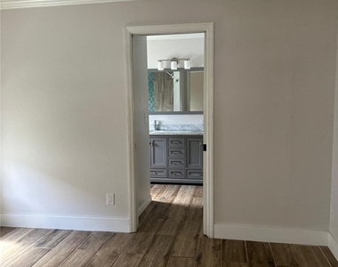 3933 Sw 25th Place - Photo Thumbnail 15