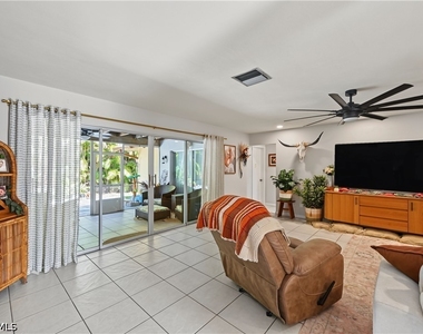 1137 N Town And River Drive - Photo Thumbnail 15