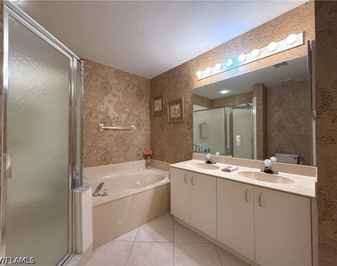 6580 Huntington Lakes Circle - Photo Thumbnail 11