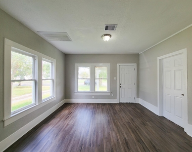 605 N Avenue A - Photo Thumbnail 2