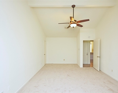 2035 Shorewood Lane - Photo Thumbnail 12
