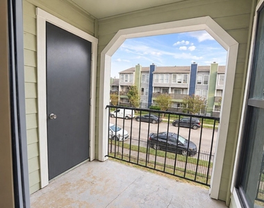 6602 Harbor Town Drive - Photo Thumbnail 11