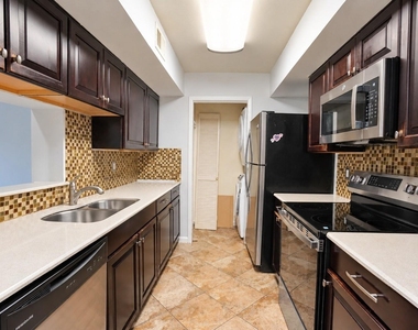 6602 Harbor Town Drive - Photo Thumbnail 8