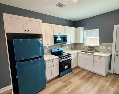 612 E Houston Avenue - Photo Thumbnail 18