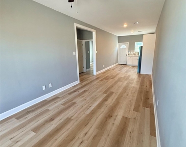 612 E Houston Avenue - Photo Thumbnail 4