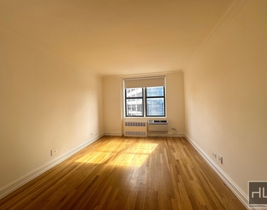 West 13 Street - Photo Thumbnail 3