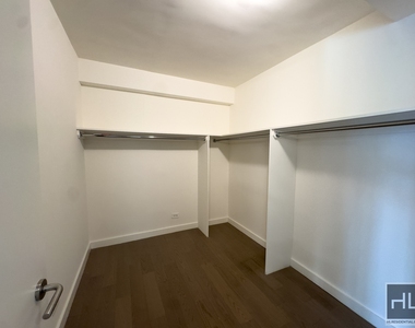 East 72nd Street - Photo Thumbnail 5