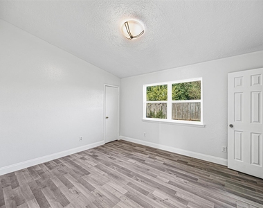 10407 Townhall Lane - Photo Thumbnail 13