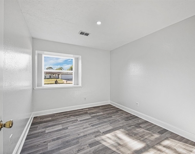 10407 Townhall Lane - Photo Thumbnail 10