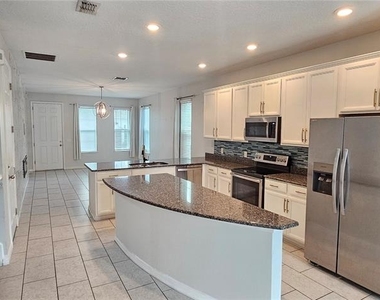 202 Aberdeen Street - Photo Thumbnail 3