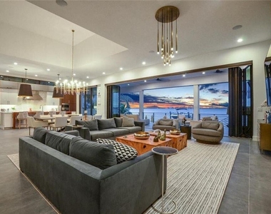 588 Riviera Drive - Photo Thumbnail 8