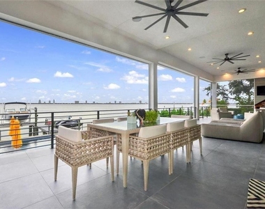 588 Riviera Drive - Photo Thumbnail 4