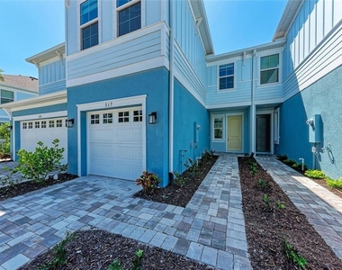 317 Via Tuscany Avenue - Photo Thumbnail 3