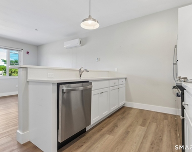 256 Captain Thomas Boulevard - Photo Thumbnail 4