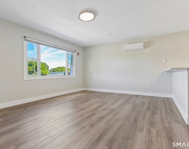 256 Captain Thomas Boulevard - Photo Thumbnail 2