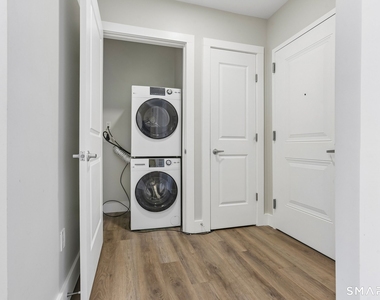 256 Captain Thomas Boulevard - Photo Thumbnail 10
