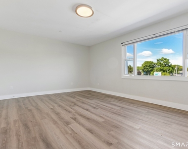 256 Captain Thomas Boulevard - Photo Thumbnail 3