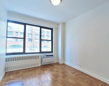 4th Avenue - Photo Thumbnail 4
