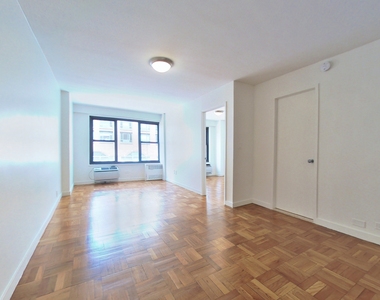 4th Avenue - Photo Thumbnail 1