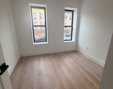 435 Lincoln Ave - Photo Thumbnail 7