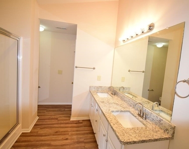 111 Carlisle Street - Photo Thumbnail 15
