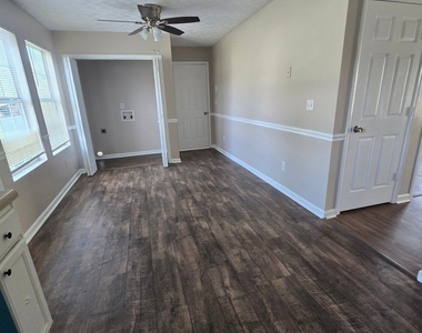 585 Forest Hills Path - Photo Thumbnail 10