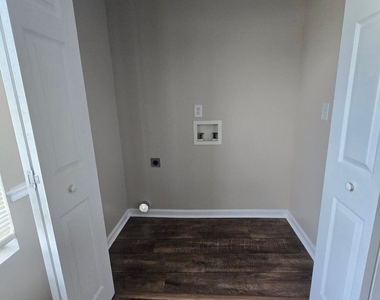 585 Forest Hills Path - Photo Thumbnail 11