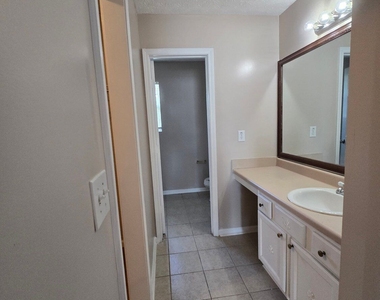 585 Forest Hills Path - Photo Thumbnail 22