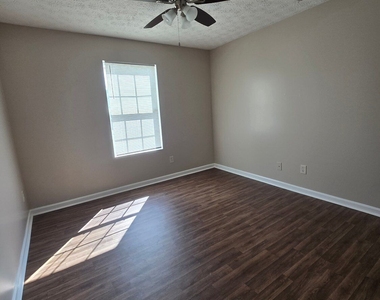 585 Forest Hills Path - Photo Thumbnail 5
