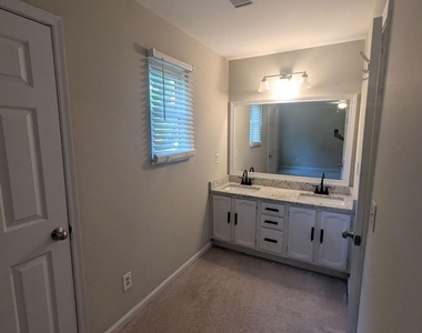 1611 Creek Pond Cove - Photo Thumbnail 9