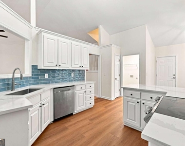 1422 Fountain Lakes Drive - Photo Thumbnail 8