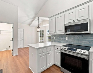 1422 Fountain Lakes Drive - Photo Thumbnail 10