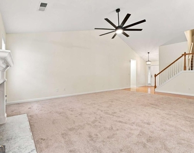 1422 Fountain Lakes Drive - Photo Thumbnail 4