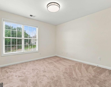 1422 Fountain Lakes Drive - Photo Thumbnail 16