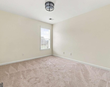 1422 Fountain Lakes Drive - Photo Thumbnail 17