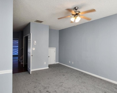 221 Shenandoah Drive - Photo Thumbnail 2