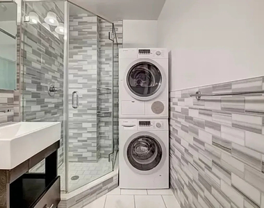 564 Hudson Street - Photo Thumbnail 3