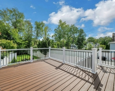 52 Madison St - Photo Thumbnail 16