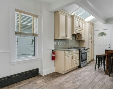 52 Madison St - Photo Thumbnail 10