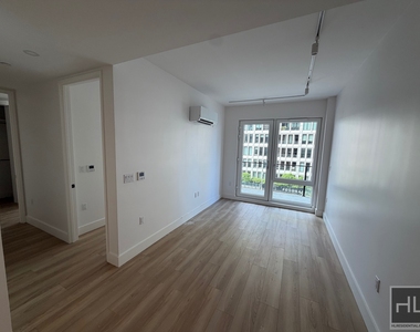4 Avenue - Photo Thumbnail 1