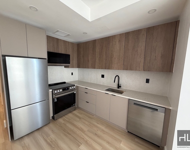 4 Avenue - Photo Thumbnail 2