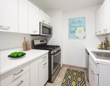 E 52nd St - Photo Thumbnail 1