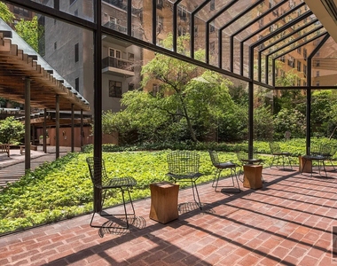 E 52nd St - Photo Thumbnail 4