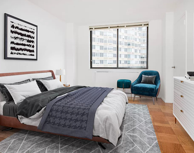 E 52nd St - Photo Thumbnail 2