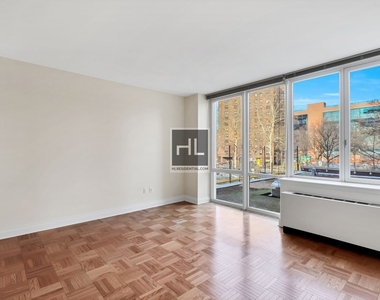 Lexington Avenue - Photo Thumbnail 3