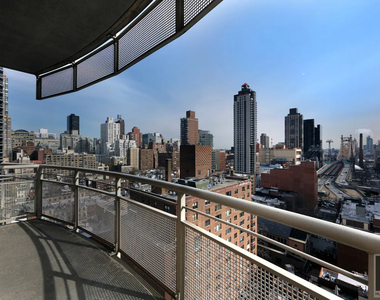 East 59 Street - Photo Thumbnail 3