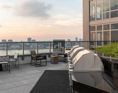 West 57th Street - Photo Thumbnail 3