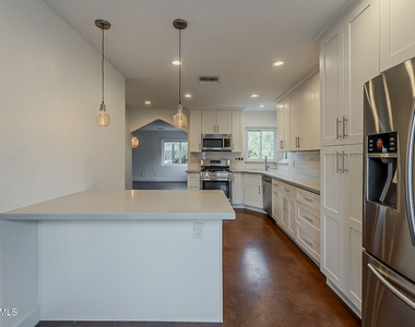 331 W Edgemont Avenue - Photo Thumbnail 18