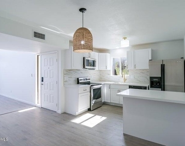 16041 N 31st Street - Photo Thumbnail 1
